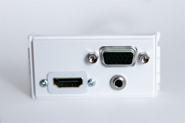 HDMI + VGA + tele 3,5mm